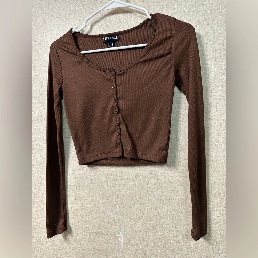 ESSENTIALS Women's Brown Ribbed Button-Front Crop Top - Picture 4 of 6